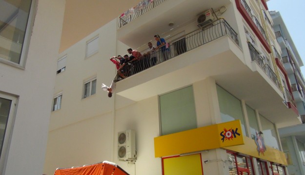  Kriz geçirip kendini eve kilitledi, polise zor anlar yaşattı 