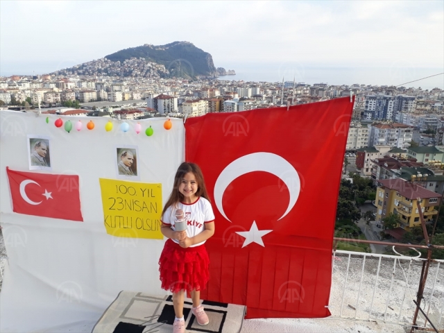 Küçük yüreklerden 23 Nisan coşkulu "Evde kal" çağrısı
