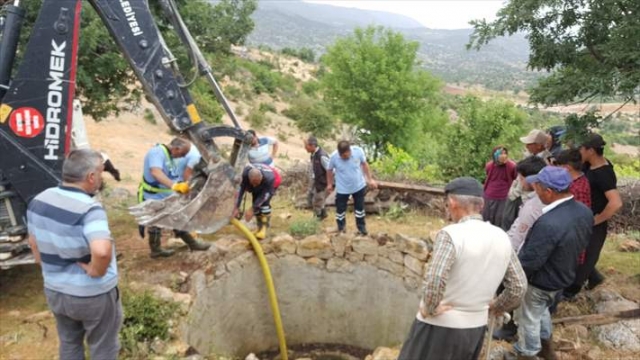 Kuyuya düşen danayı itfaiye ekipleri kurtardı