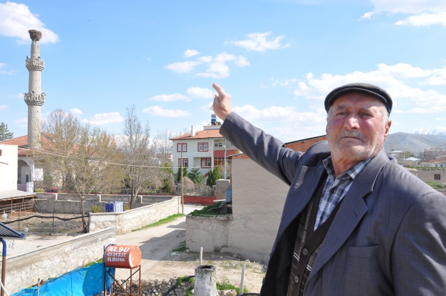 Leylekler 59 yıldır aynı minarede konaklıyor