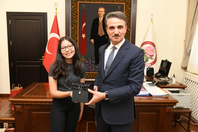 LGS sınavında tüm soruları yanıtlayan öğrenciyi Isparta Valisi ödüllendirdi