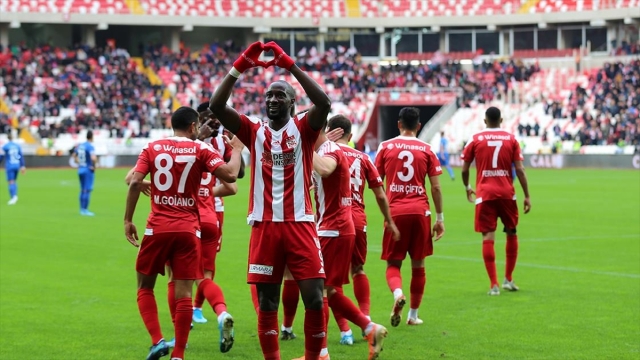 Lider Sivasspor sahasında kazandı