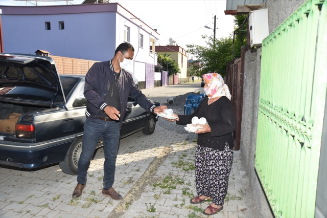 Mahalledeki yaşlılar için imece usulü hazırlanan iftarlıklar kapılarına kadar ulaştırılıyor