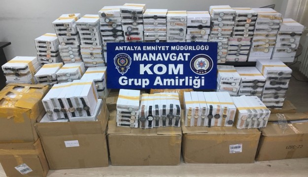 Manavgat’ta 7 bin 900 adet kaçak saat ele geçirildi  
