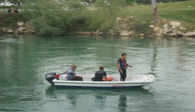 Manavgat’ta ırmağa atlayan kadını kurtarmak isteyen genç kayboldu  