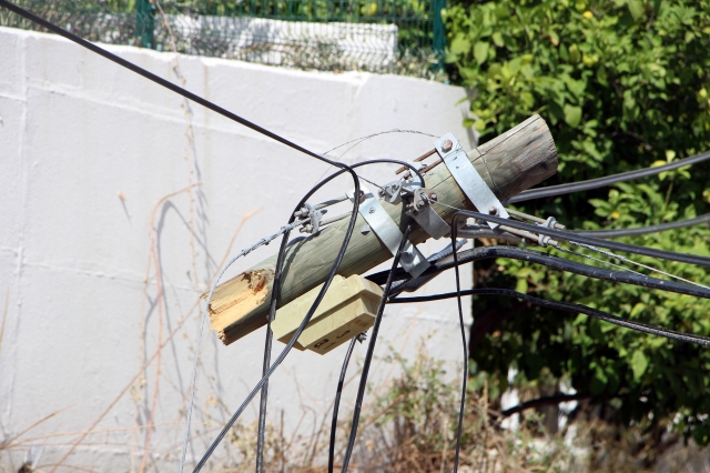 Manavgat'ta telefon direği yıkıldı, teller askıda kaldı