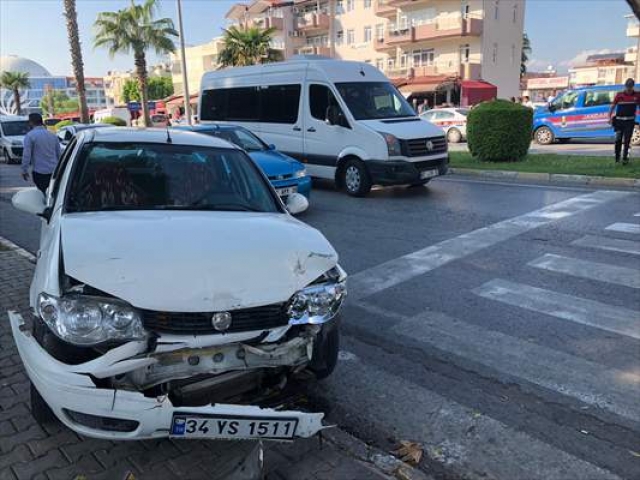 Manavgat'ta trafik kazaları: 3 yaralı