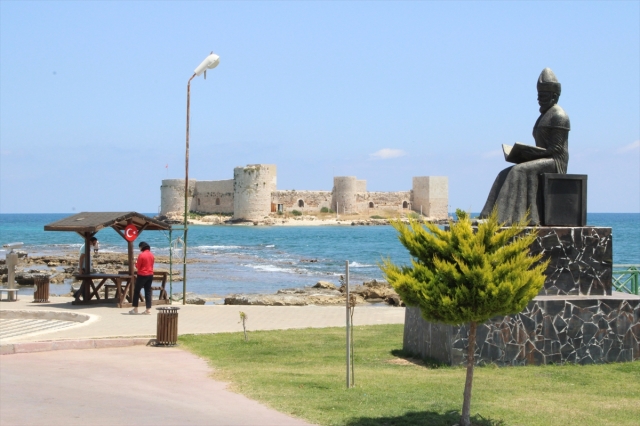 Mersin plajlarında sosyal mesafeli deniz keyfi başladı