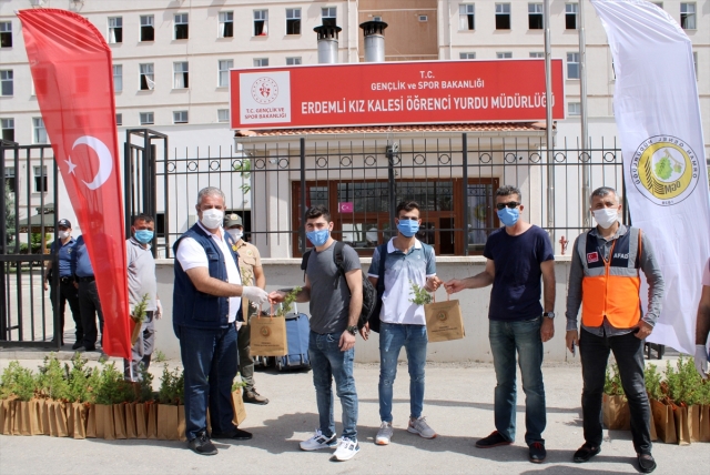 Mersin'de karantina süresi dolan 104 kişi memleketlerine uğurlandı