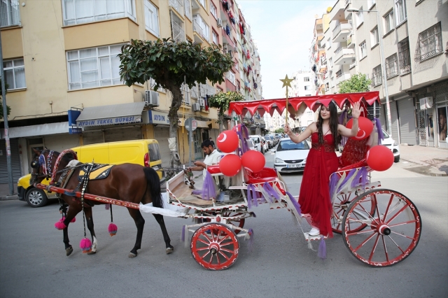 Mersin'de 23 Nisan'ı evlerinden kutlayan çocukları palyoçolar eğlendirdi