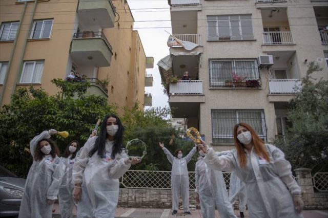 Mersin'de 70 yaşındaki Şükran teyzenin doğum günü sevinci