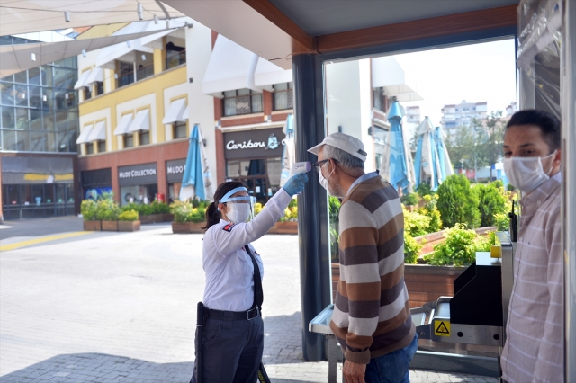  Mersin'de AVM'ler kapılarını yeniden açtı
