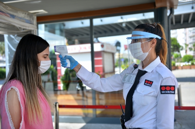  Mersin'de AVM'ler kapılarını yeniden açtı
