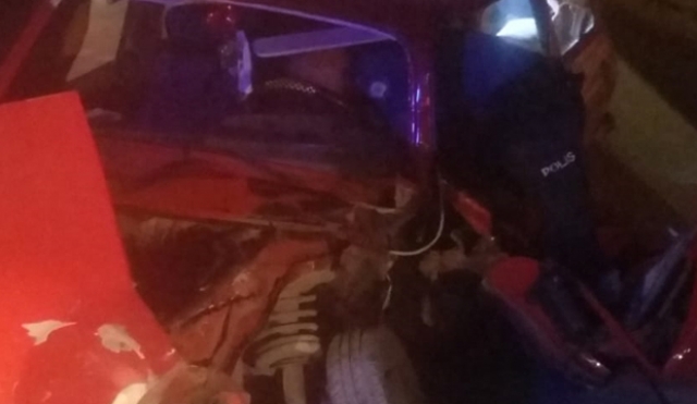 Mersin'de aydınlatma direğine çarpan otomobilin sürücüsü yaralandı
