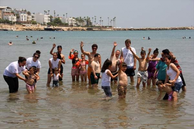 Mersin'de engelli çocuklar denizle buluştu