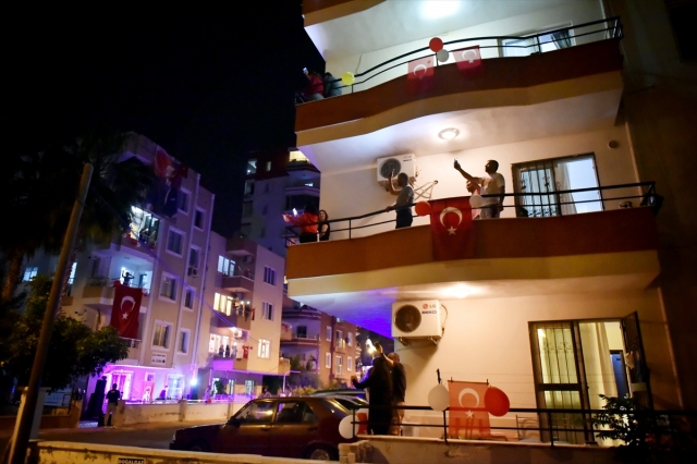 Mersin'de "Evde kal"an vatandaşlara akşam konseri