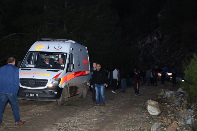 Mersin'de kamyonet uçuruma devrildi: 1'i çocuk 3 ölü