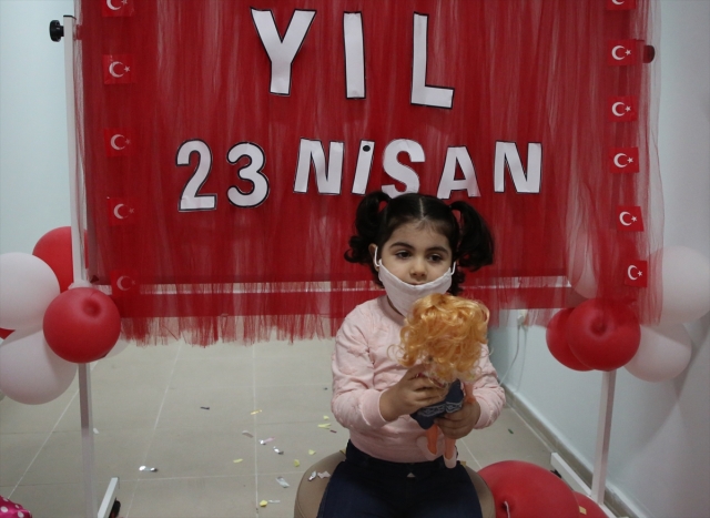 Mersin'de karantina yurdunda kalan çocuklara palyaçolu 23 Nisan sürprizi