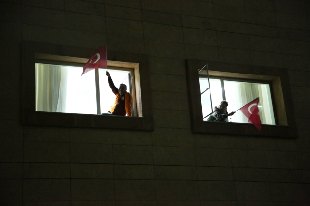 Mersin'de karantina yurdunda kalanlar pencereden İstiklal Marşı'nı okudu