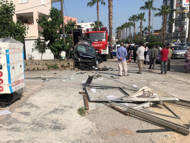 Mersin'de otomobil durağa çarptı: 1 ölü, 1 yaralı