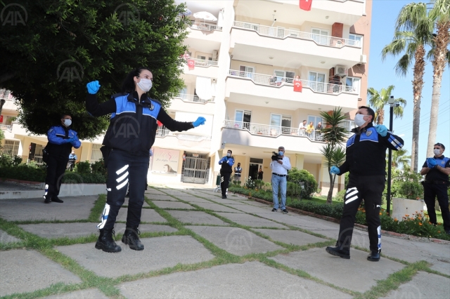 Mersin'de polis ekipleri mahallede konser düzenlendi