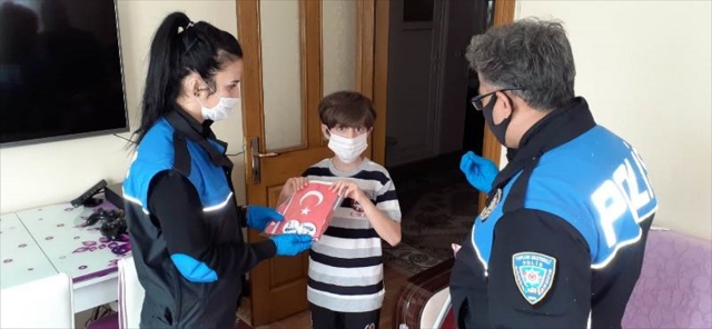 Mersin'de polisler, çocukların odalarını 23 Nisan için Türk bayraklarıyla süsledi
