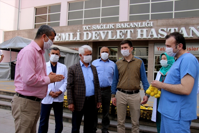 Mersin'de sağlık çalışanlarına limon ikramı