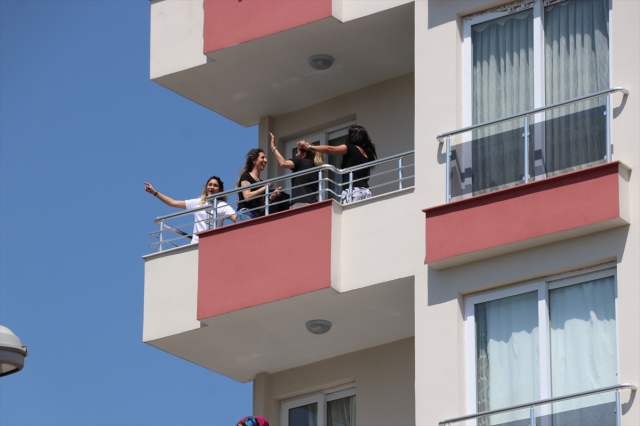Mersin'de sokağa çıkamayan vatandaşlar evlerinin balkonlarında müzik eşliğinde eğlendi