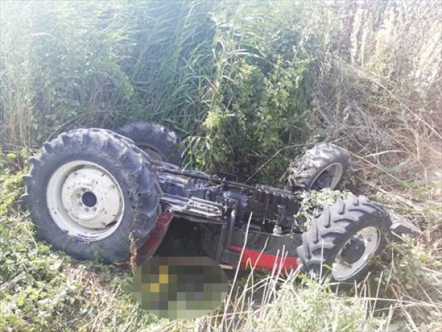 Mersin'de sulama kanalına devrilen traktörün sürücüsü öldü