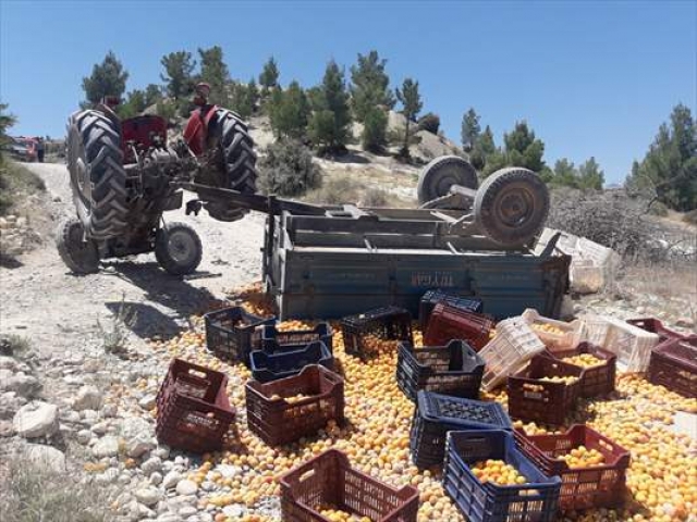 ​Mersin'de traktör devrildi: 1 ölü, 9 yaralı