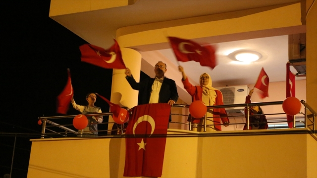Mersin'de vatandaşlar İstiklal Marşı'nı balkondan okudu