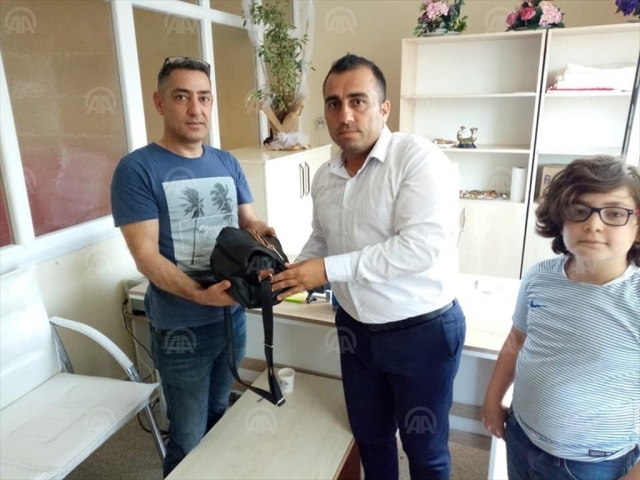 Mezarlıkta unutulan çanta sahibine teslim edildi