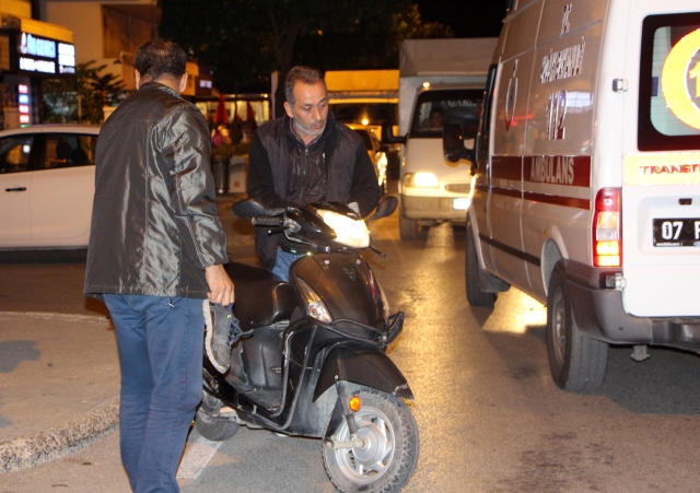 Motosiklete çarpan vicdansız sürücü yaralıyı bırakıp kaçtı