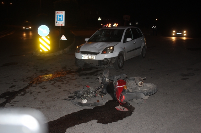 Motosikletle otomobil çarpıştı: 1 ağır yaralı   