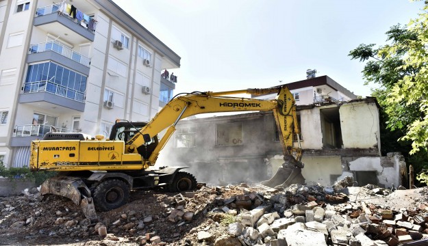 Muratpaşa’da metruk binalar yıkıldı  