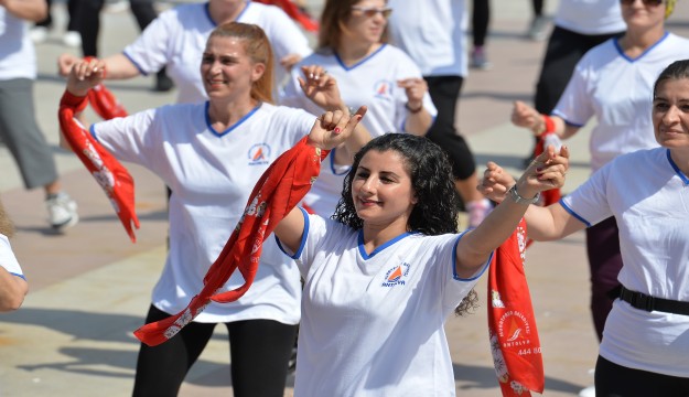 Muratpaşa Kent Meydanı’nda sabah sporu   