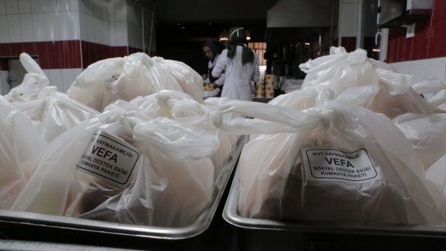 Mut'ta ihtiyaç sahiplerine yemek ve gıda paketi desteği