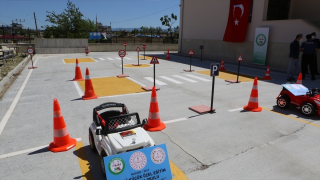 Mut'ta özel eğitim kurumunun bahçesine trafik parkı yapıldı