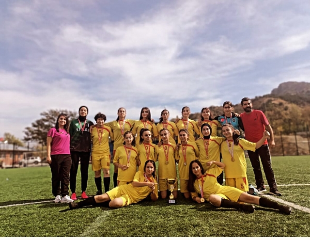 N.Fazıl Kısakürek Anadolu Lisesi Kız Futbol Takımı'nın Büyük Başarısı