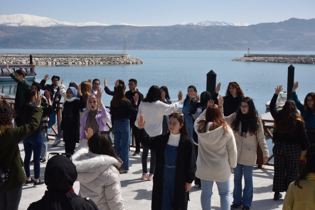 ÖĞRENCİ DOSTU BAŞKAN VELİ GÖK ISPARTA'LI ÜNİVERSİTE ÖĞRENCİLERİNİ BAĞRINA BASIYOR