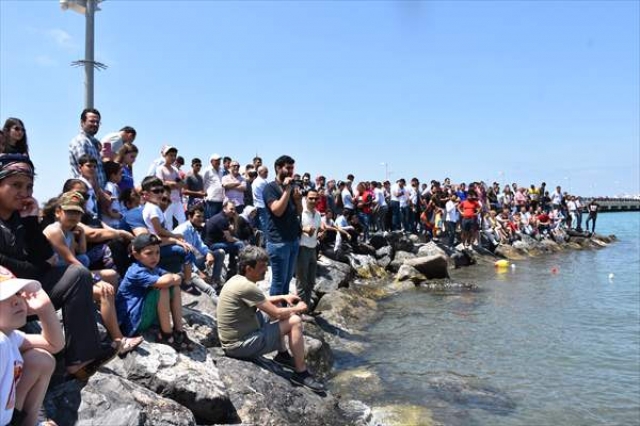 Öğrenciler denizde karton tekneyle yarıştı