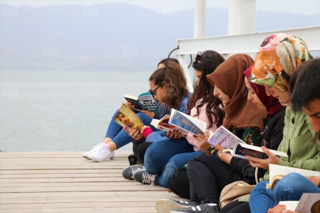 Öğrenciler kitap okuma etkinliğiyle Burdur Gölü'nün kurumasına dikkati çekti