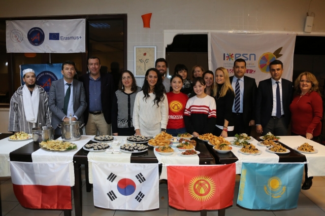 Öğrenciler Kültürlerarası Yemekte Buluştu   