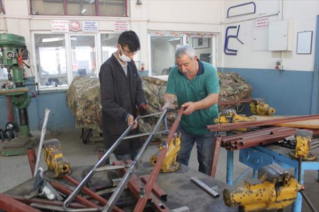 Öğrenciler tatilde okul atölyesinden para kazanıyor 