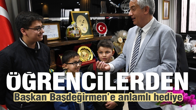 Öğrencilerden Başkan Başdeğirmen’e anlamlı hediye