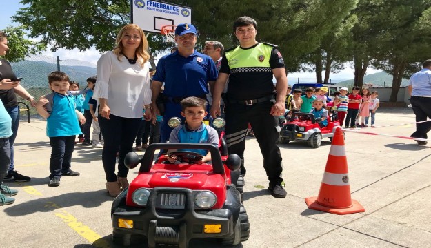 Öğrencilere uygulamalı trafik eğitimi veriliyor   