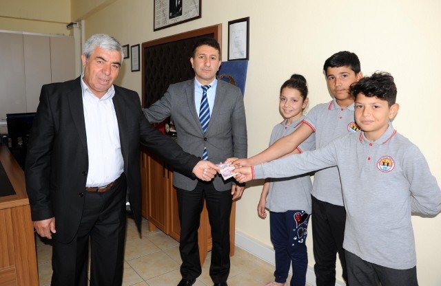 Öğrencilerin yolda bulduğu para sahibine teslim edildi 
