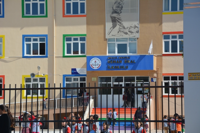 Öğrencinin üzerine okulda dolap devrildi 