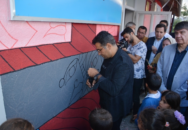 Okul duvarı sanatla buluştu 
