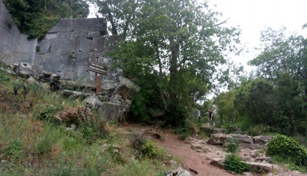 Ölüm antik kent yolunda yakaladı 